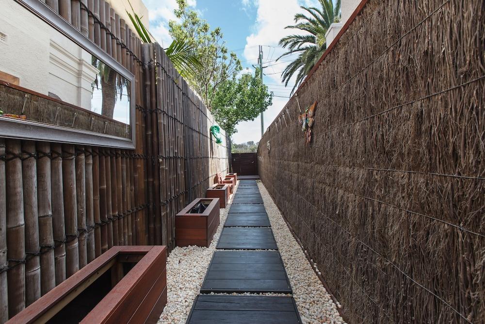 The Jetty Beach Apartment by Ready Set Host Exterior