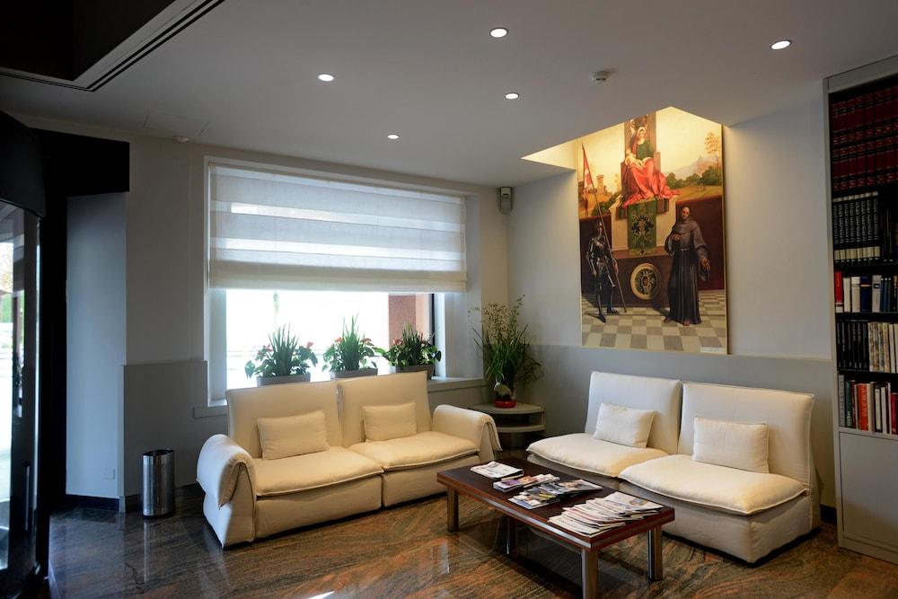 Albergo Roma, BW Signature Collection Lobby Sitting Area