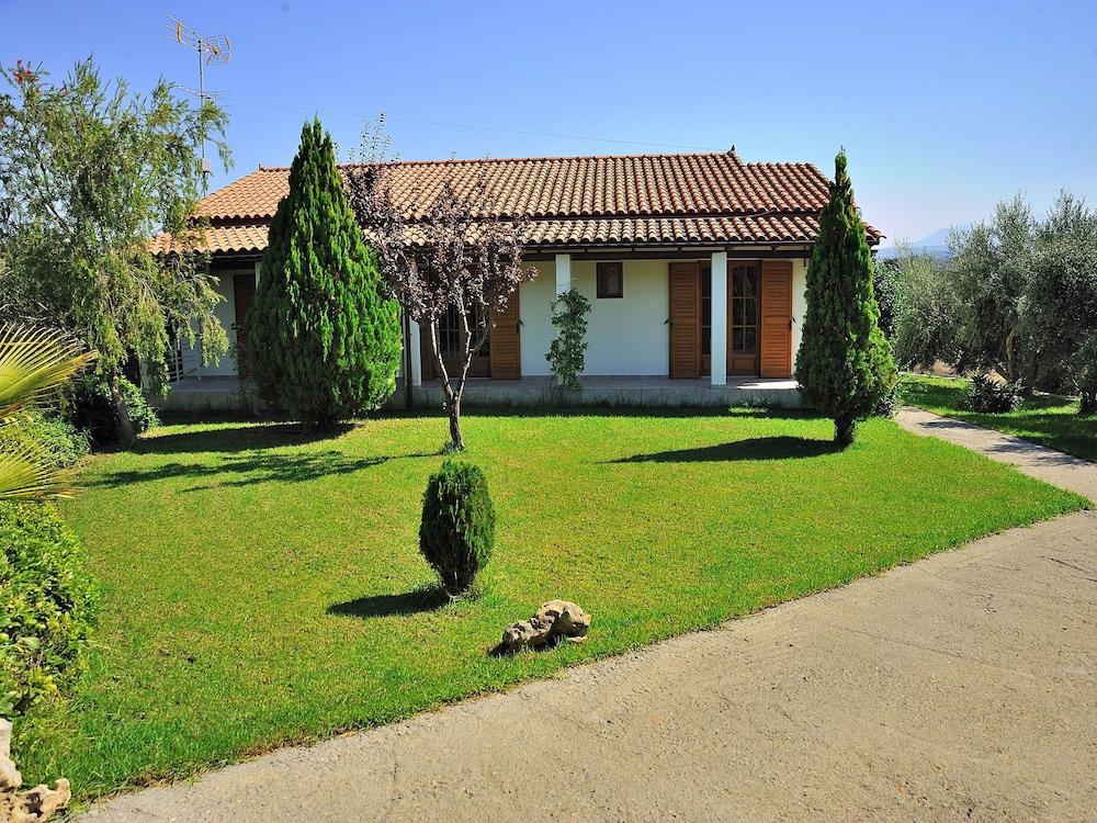 Countryside Villa in Adele With Pool and Garden