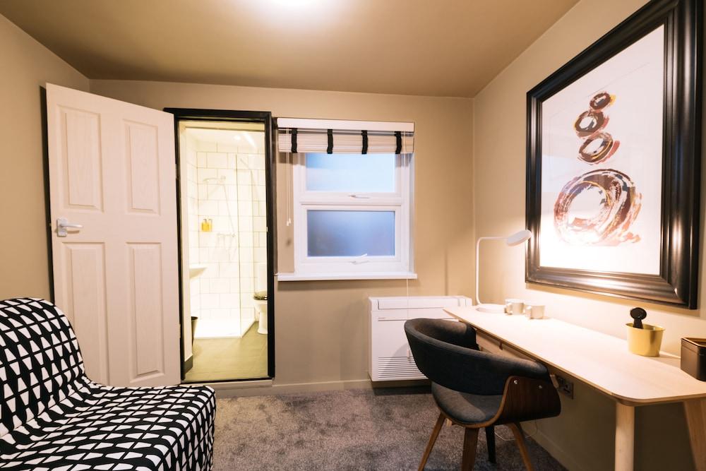 The Warwick by Aura Collection Room