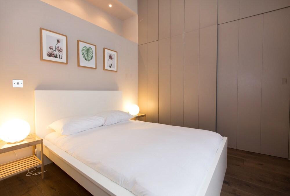 Emperors Gate Residence by Allô Housing Room