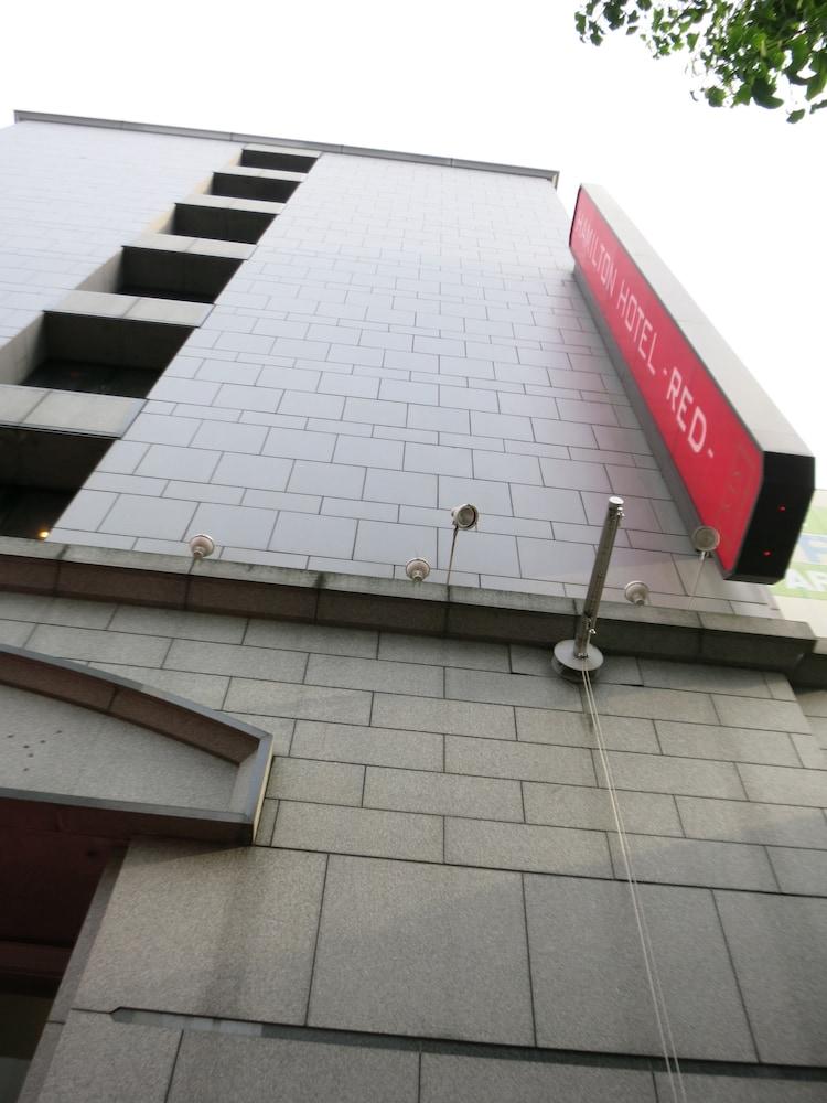 Hamilton Hotel Red Exterior