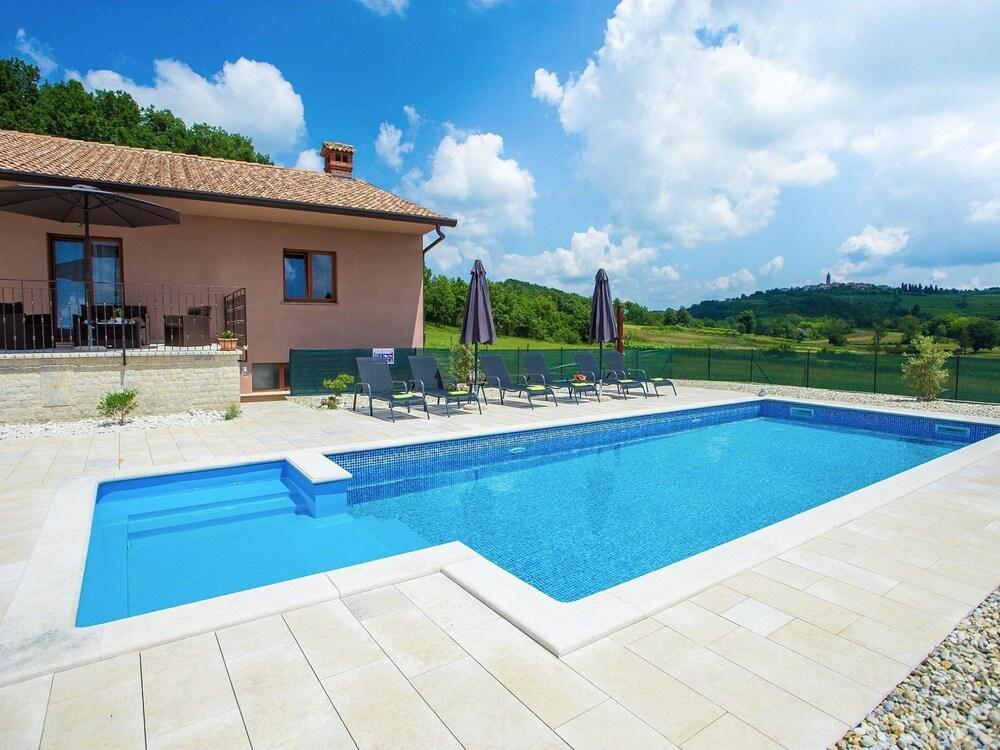 Spacious Villa With Private Swimming Pool in Motovun Exterior
