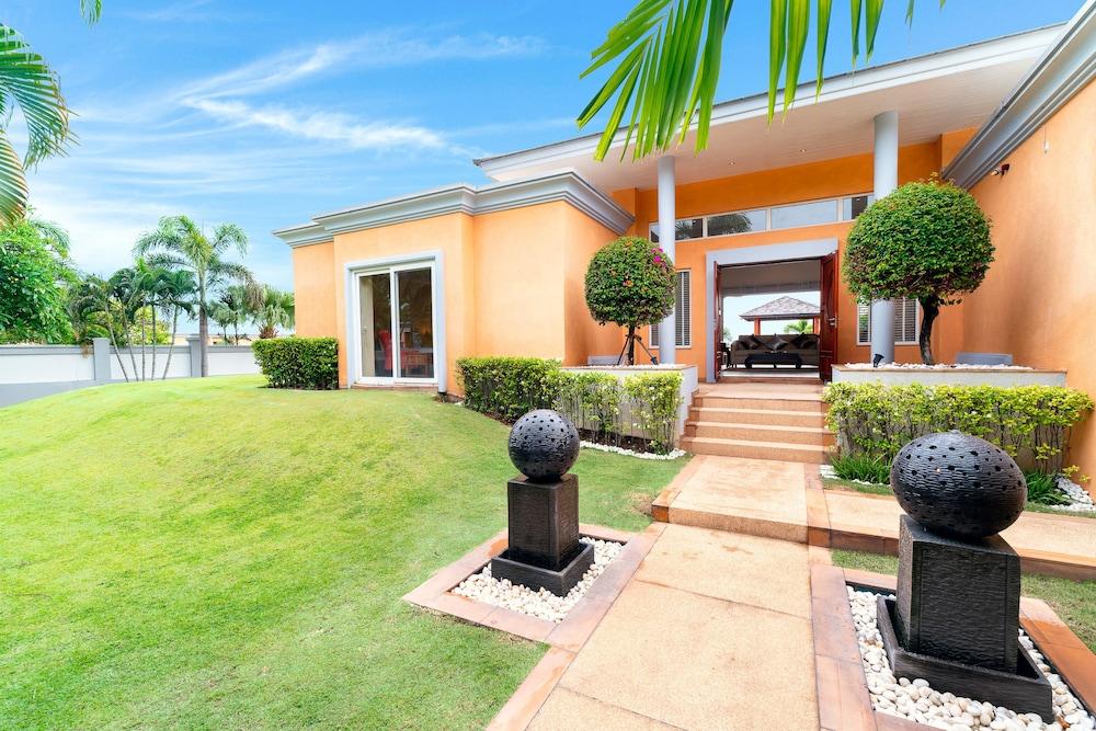 Sunset View Luxury Pool Villa Property Grounds