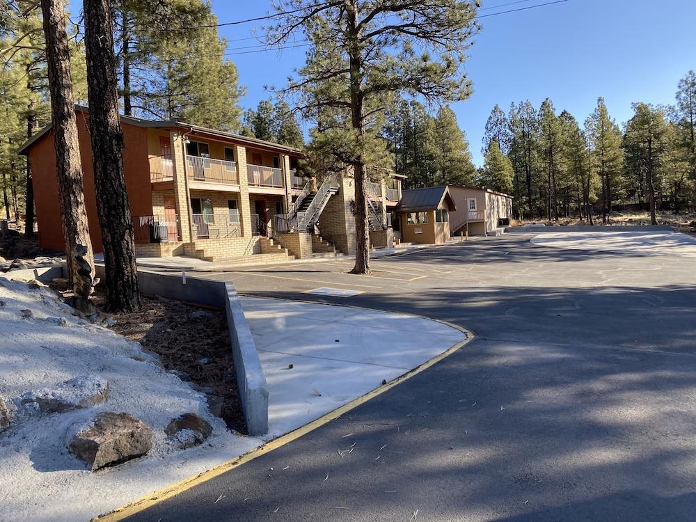 Motel In The Pines Exterior