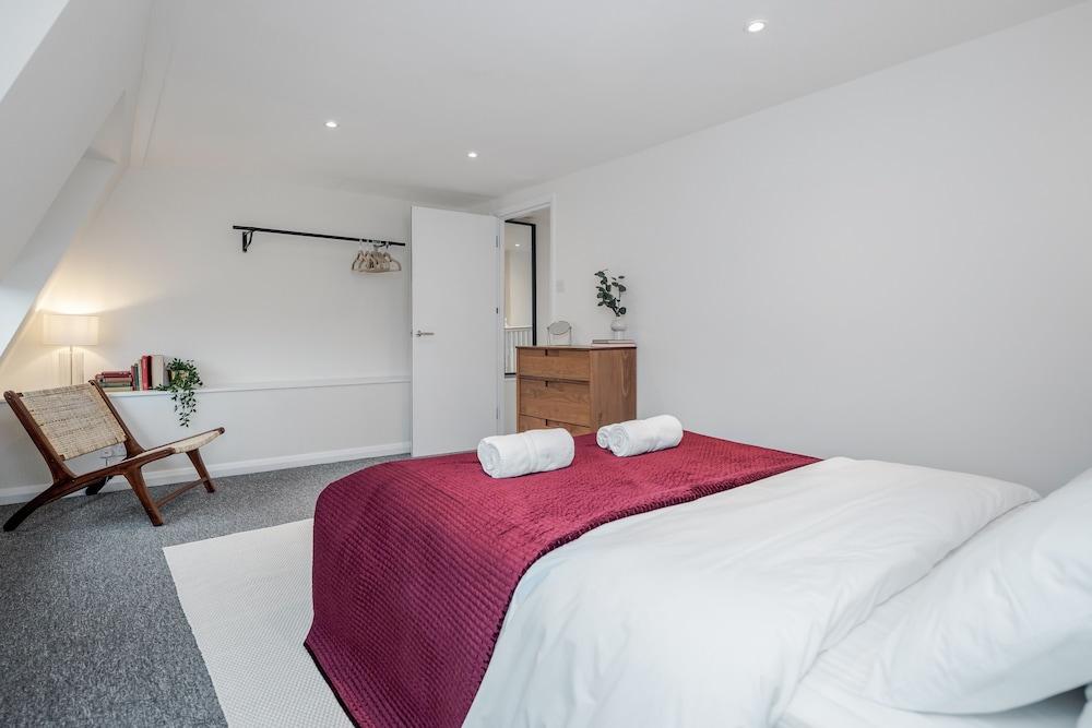 Stunning 2 Bedroom Duplex Apt in Center of Camden Room