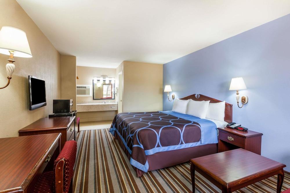 Super 8 by Wyndham Mt. Pleasant TX Room