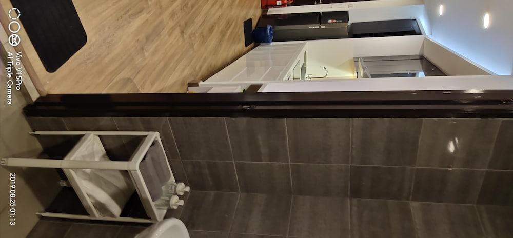 A Homestay, Inspired by the Resort Environment Bathroom