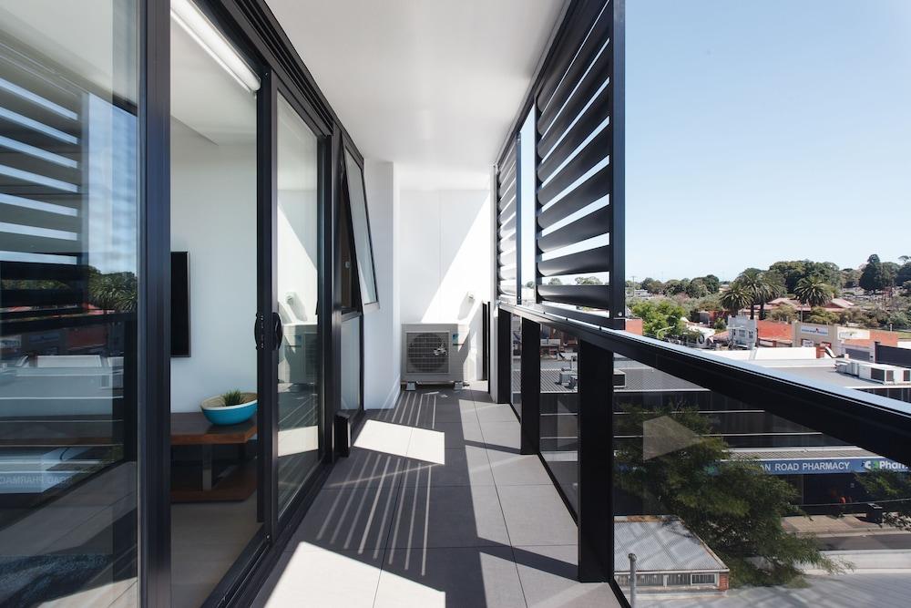 Ilixir Apartments by Ready Set Host Room