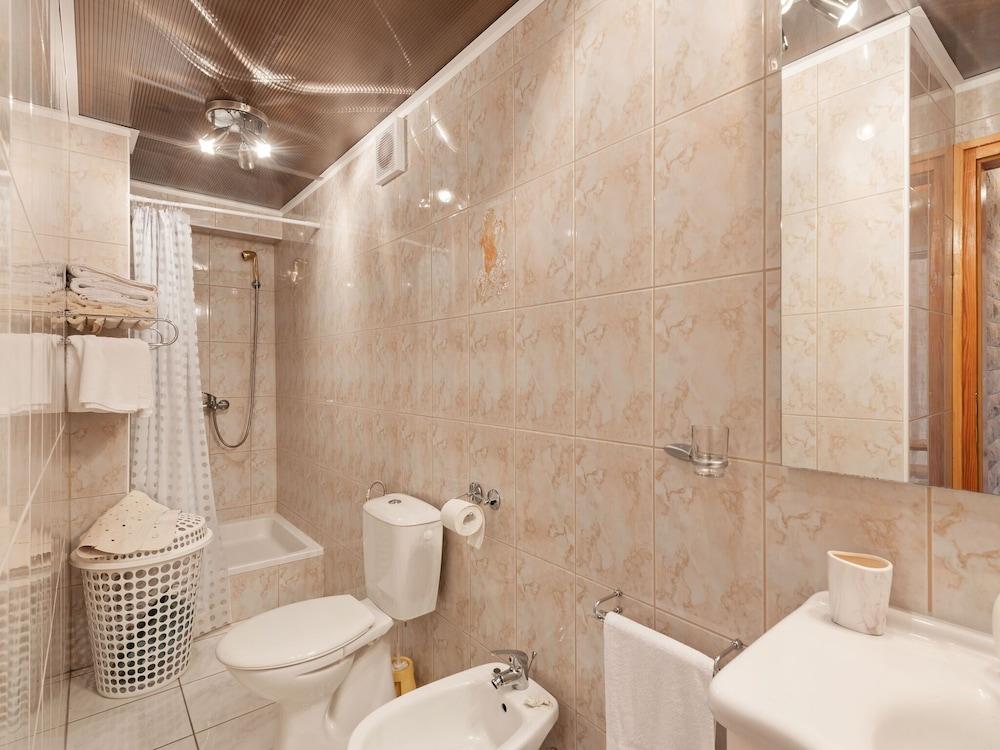 Comfortable apartment in Polača with swimming pool Bathroom