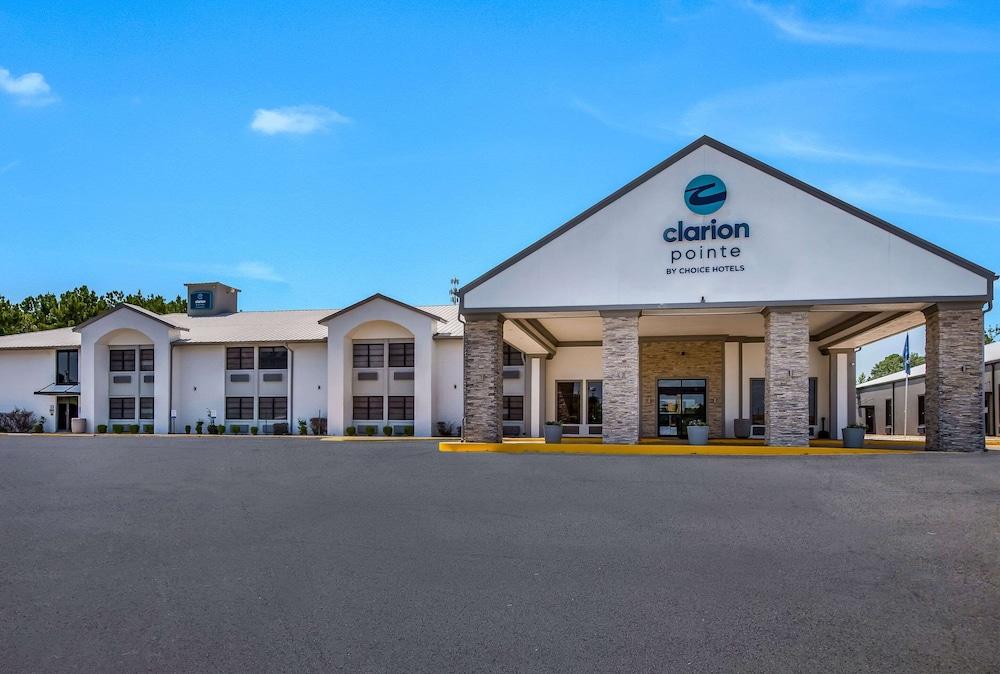 Clarion Pointe Marshall Exterior