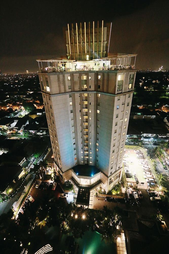 Java Paragon Hotel and Residences Exterior