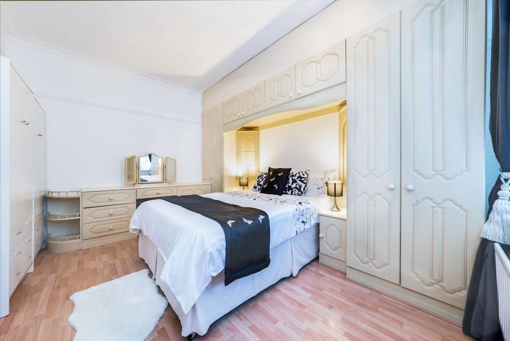 Cosy West End Flat min From Selfridges & Oxford st Room