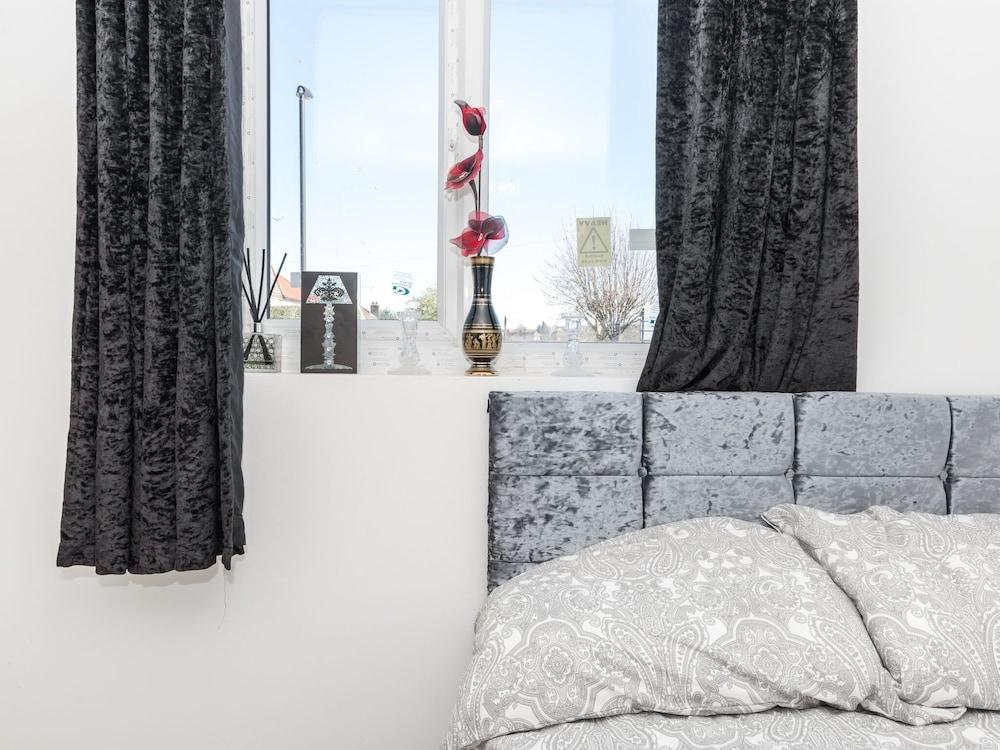 Simplistic Apartment in Croydon near Wandle Park Room