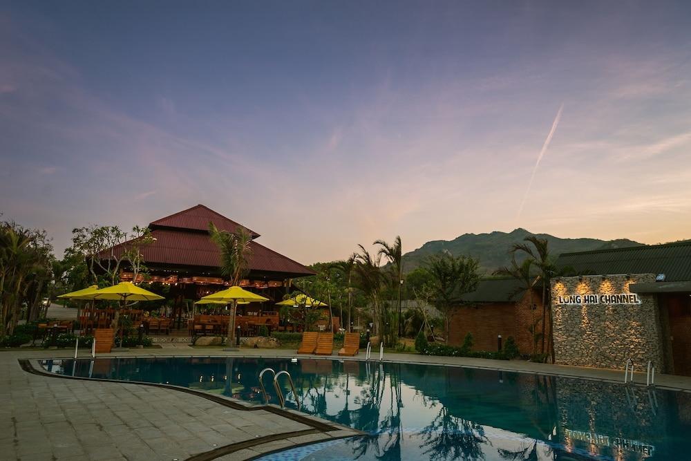 Longhai Channel Beach Resort Outdoor Pool