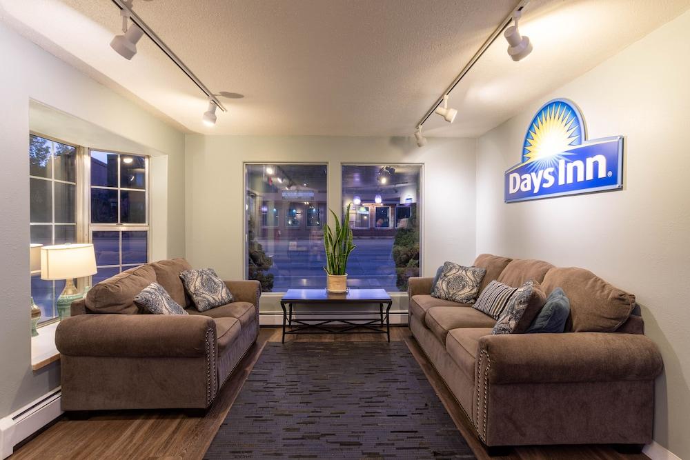 Days Inn by Wyndham Durango Lobby Sitting Area