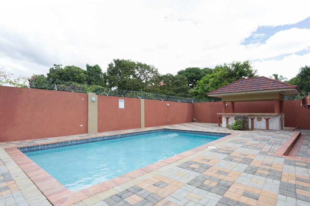 New Kingston Guest Apt at Fairway Outdoor Pool