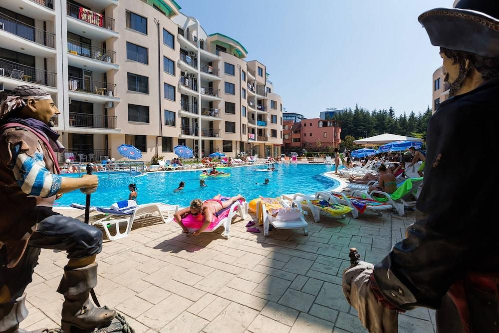 Studio with Balcony & Pool View Exterior