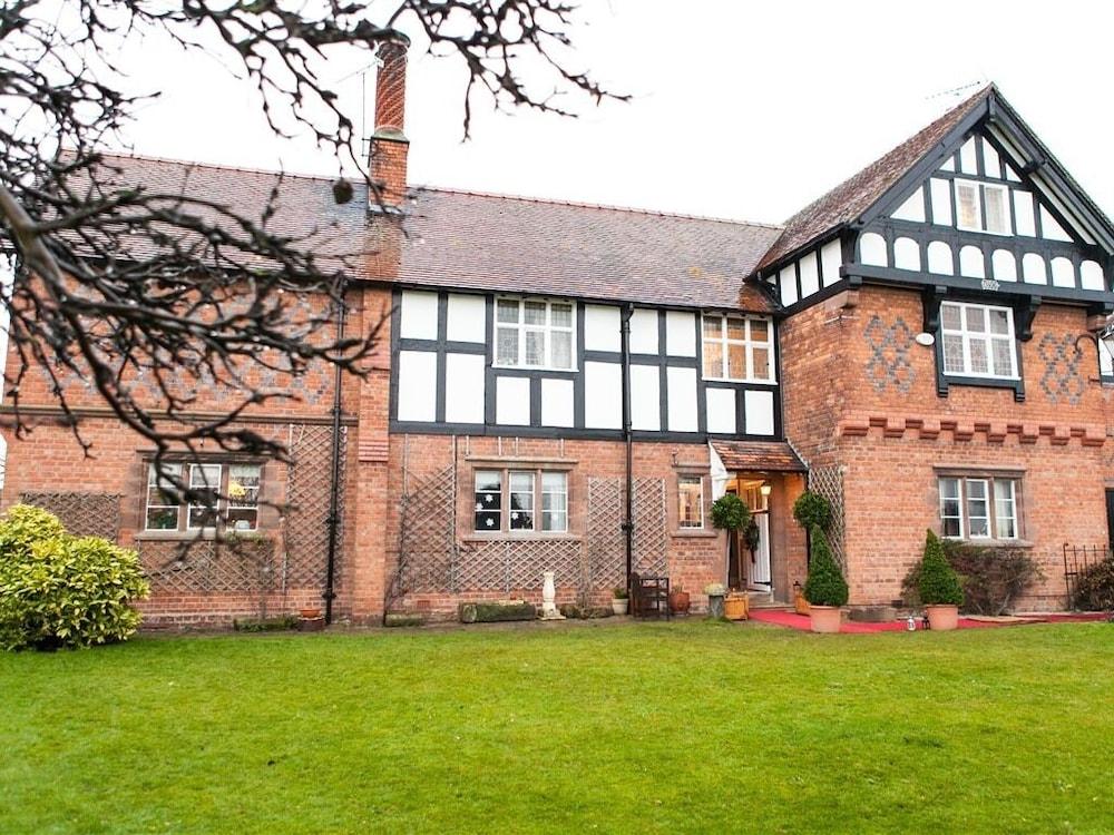 Dodleston Manor Featured Image