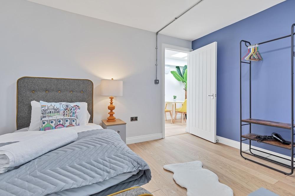 Right On : Bright On Apartment 1A | By My Getaways Room