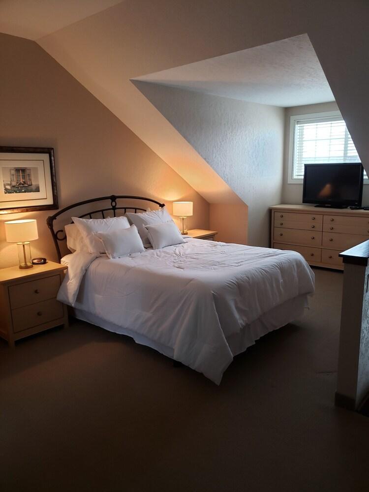 Unit 303 BD/ 2 BA Room