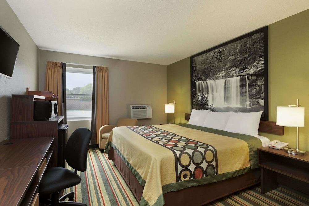 Super 8 by Wyndham Tuscola Room