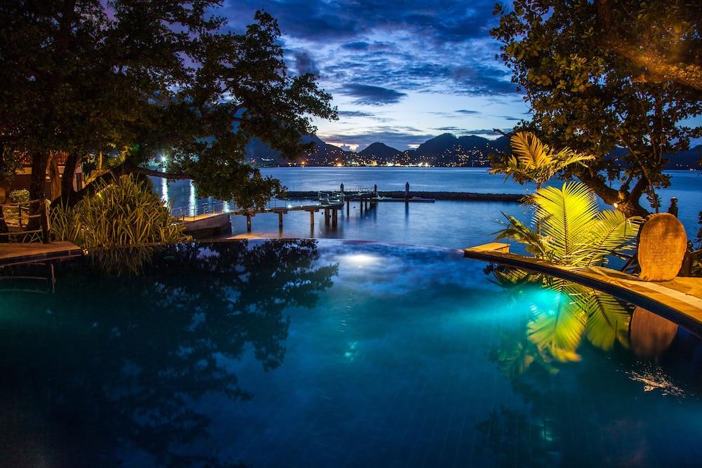 Cerf Island Resort Infinity Pool