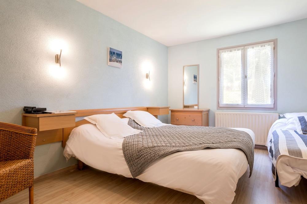 Logis Hôtel les Cèdres Bleus Room