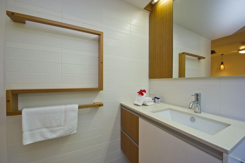 Maggies Beachfront Apt. 13 Bathroom