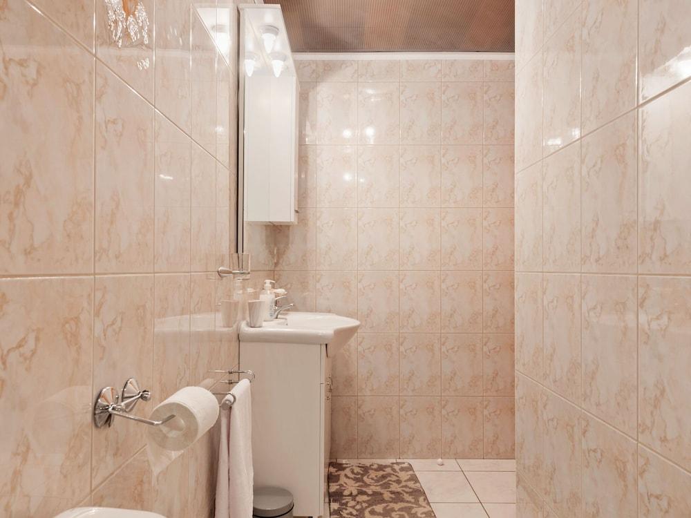 Comfortable apartment in Polača with swimming pool Bathroom