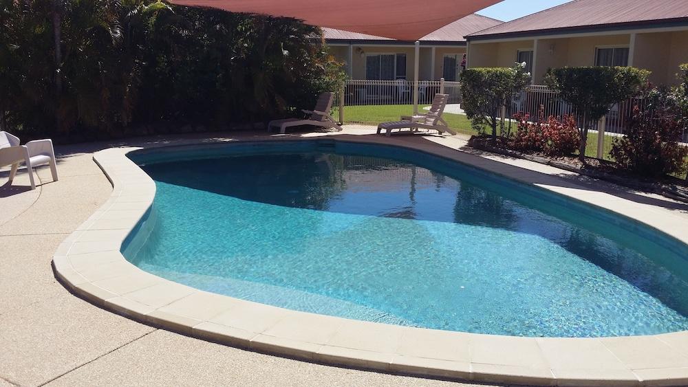 Emerald Explorers Inn Outdoor Pool