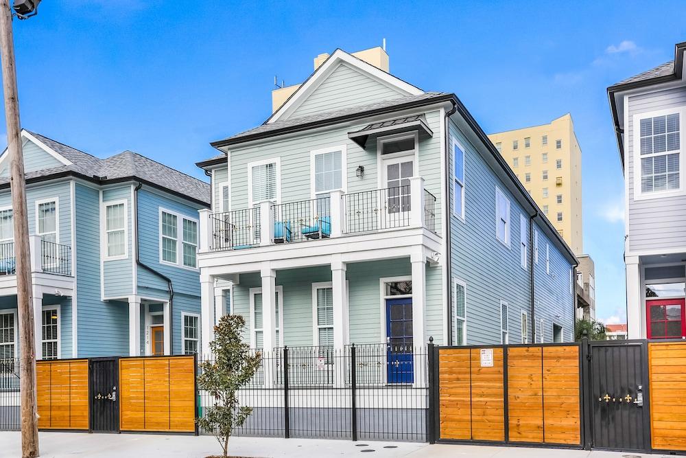 Amazing 4BR w Balcony by Hosteeva Exterior