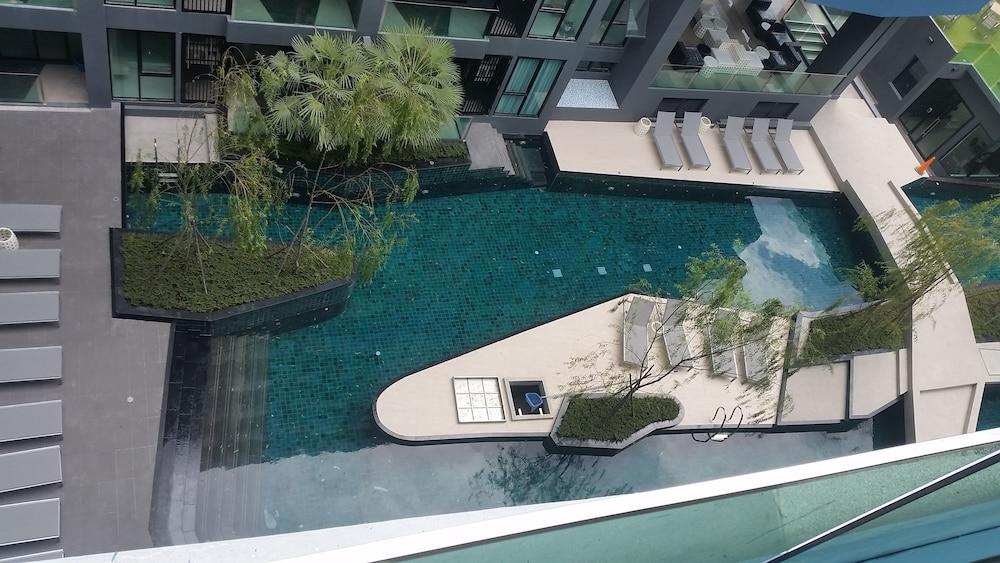Acqua Condominium Outdoor Pool