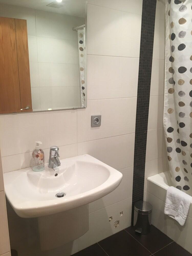 Real Unión by Basquelidays Bathroom