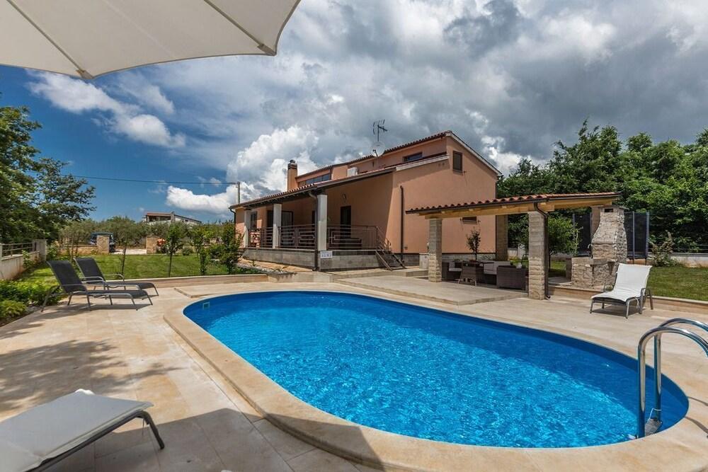 Luxury Villa Lucia with heated pool