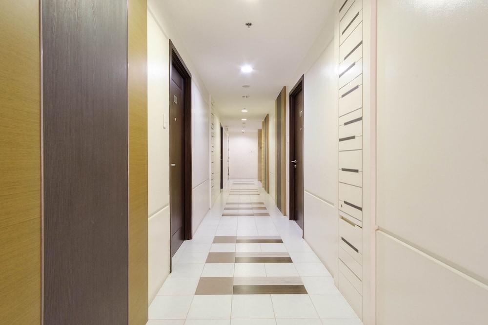 ريد دورز بلس آت بايونير وودلاندز ماندالويونج داخلي