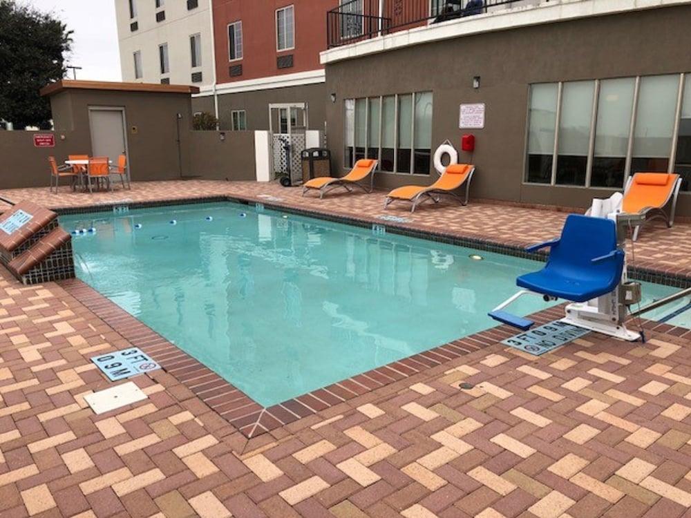 هوليداي إن إكسبرس آند سويتس ريو جراند باي آيتش جي زحليقة مائية