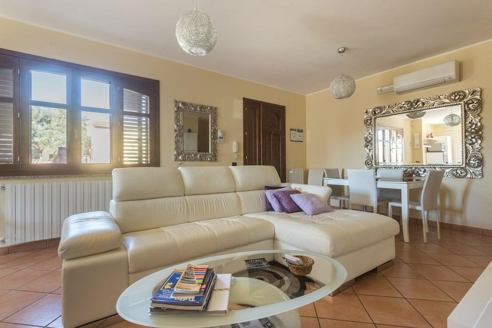 ANAELEHOUSEAPARTMENTS L.T.B.