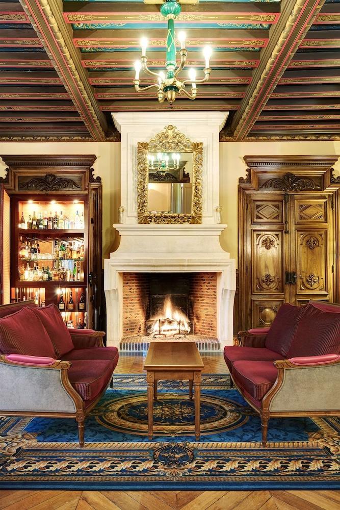 Manoir de Contres Lobby Sitting Area