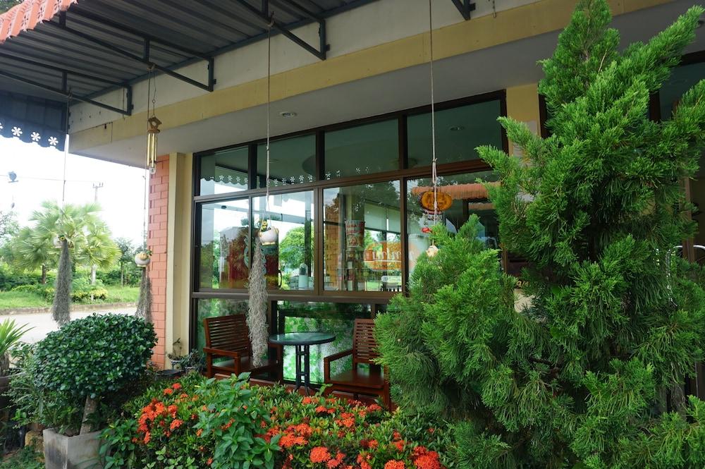 Thapap Resort Lobby Sitting Area
