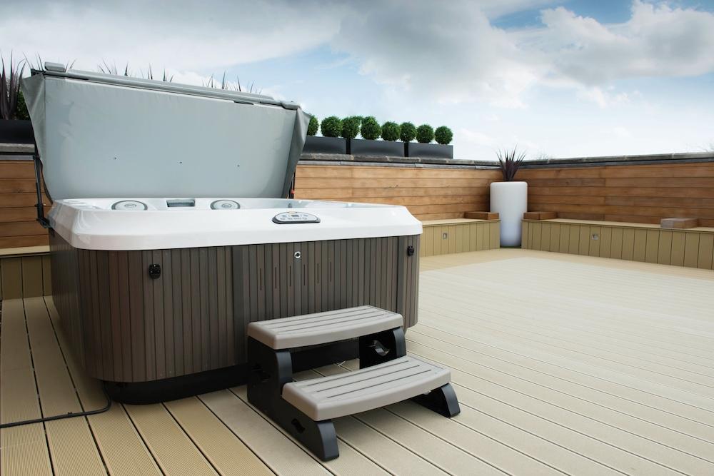 The Crossways Private Spa Tub