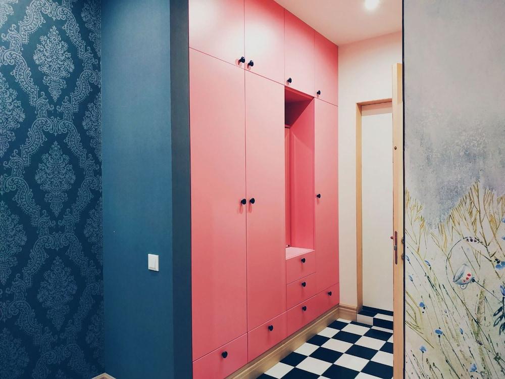 MalinaApt Alice in Wonderland Interior Entrance
