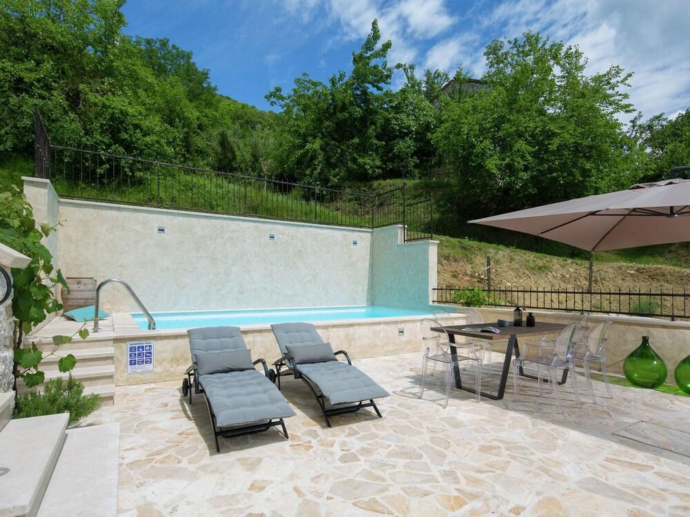 فيلا ويذ برايفت بول، تيراس، باربيكو، فيوز، إن بيكتر سكوي فيليدج زحليقة مائية