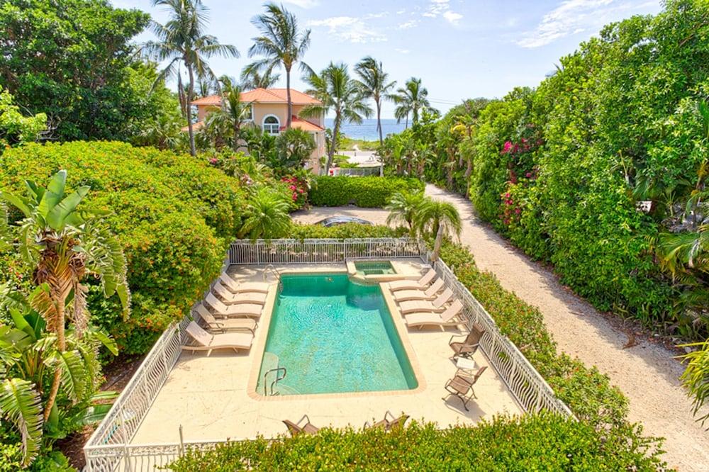 Rainbows End Outdoor Pool