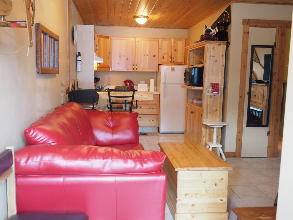 Ground Floor Cub Manor Studio Condo by Redawning Featured Image