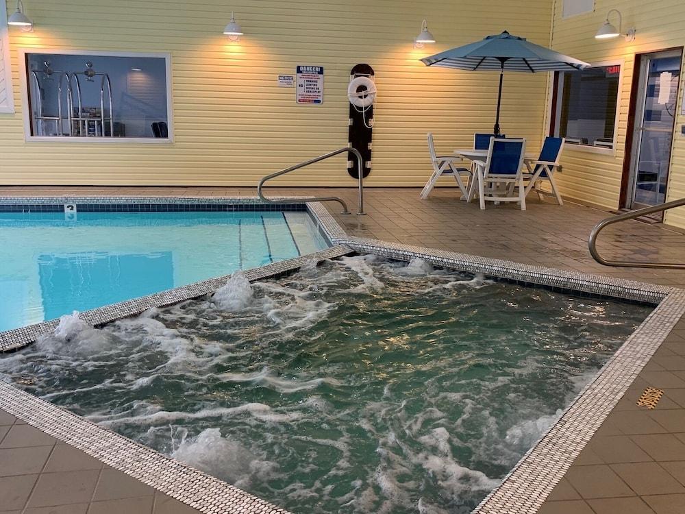 Breakers Resort & Beach Bar Indoor Spa Tub