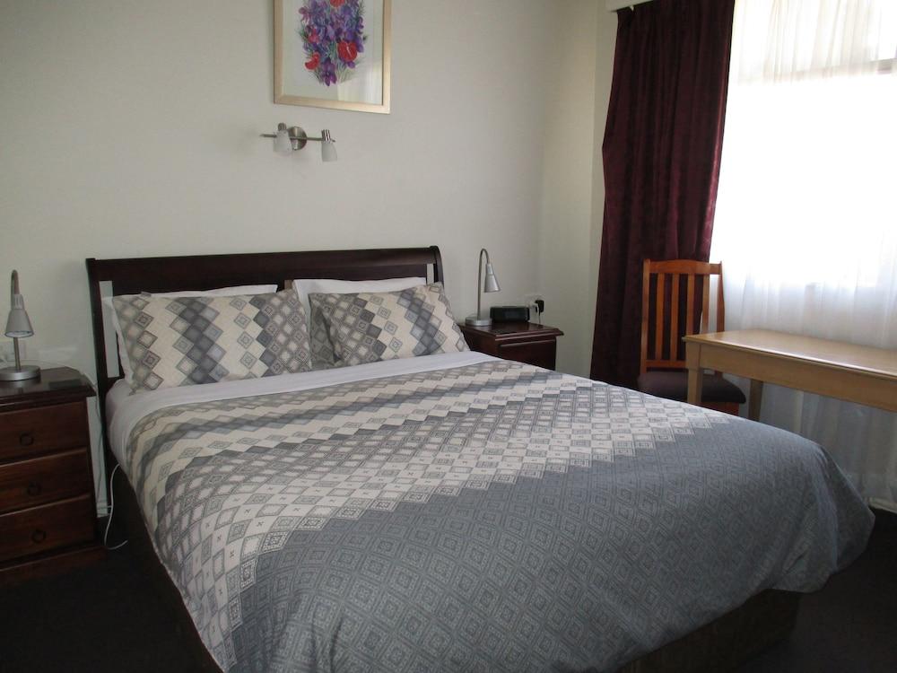 Kaniva Midway Motel Room