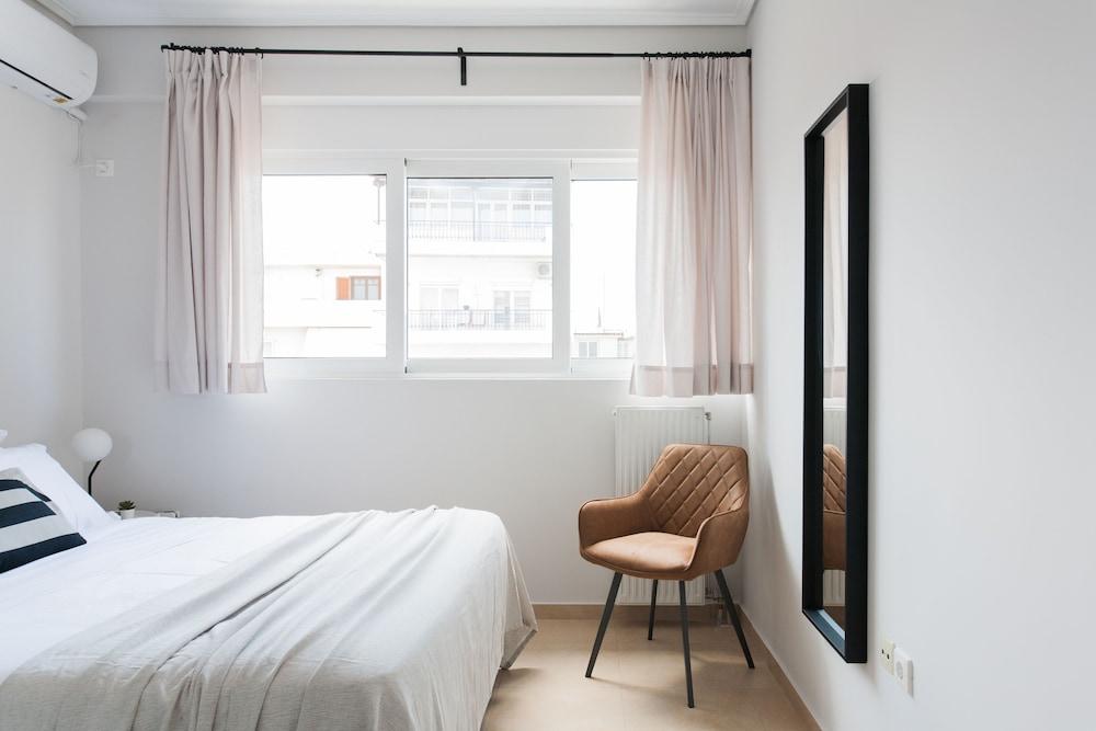 UPSTREET Superb & Comfy 2 BD Apt-Marousi Room