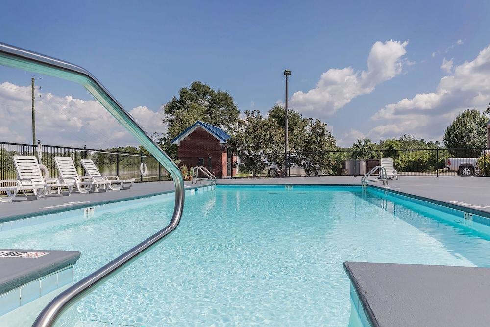 Quality Inn Calera I-65 exit 231 Waterslide