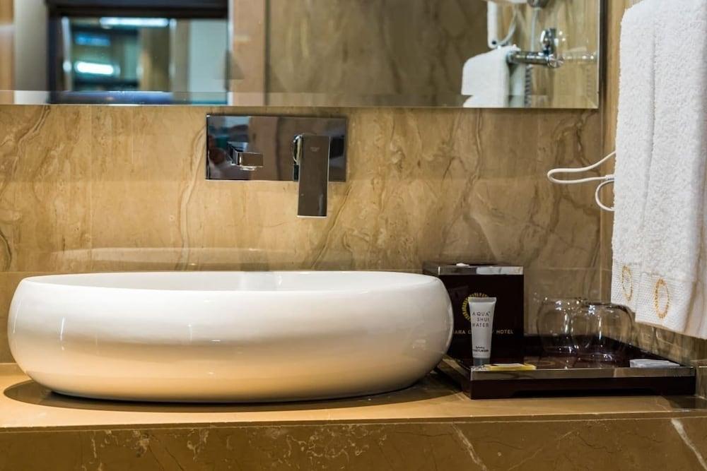 Amara Gateway Hotel Bathroom Amenities